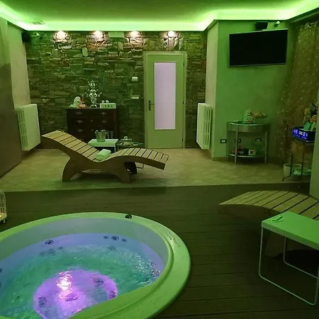 Sleeps 3 With Pool And Air Con Monticello d'Alba