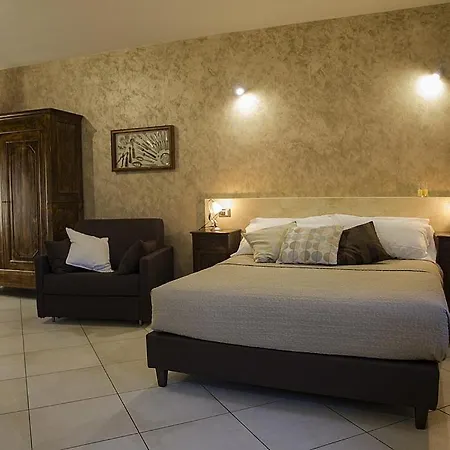 Sleeps 3 With Pool And Air Con