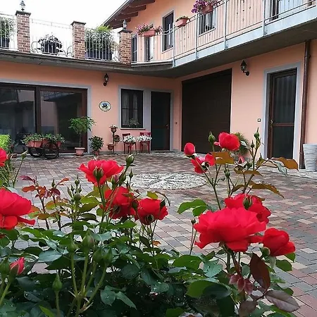 Sleeps 3 With Pool And Air Con